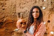 In Jebel Irhoud, Marokko, entdeckte Fossilien belegen, dass Homo sapiens 100.000 Jahre &auml;lter ist als bis dahin angenommen. Liegt die Wiege der Menschheit doch nicht in Ostafrika? Im Bild: Pal&auml;oanthropologin Ella Al-Shamahi.