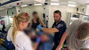 Dr. Don-Felix Ryzek (2.v.re.) wird zu einem Fahrradsturz gerufen, bei dem der Verletzte bewusstlos ist. Dies erfordert sofort alle seine F&auml;higkeiten, um den Patienten zu versorgen und gegebenenfalls zu reanimieren.