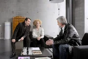 Stark (Boris Aljinovic, li.) und Ritter (Dominic Raacke) befragen die Galeristin des toten K&uuml;nstlers Oona von Wilm (Karoline Eichhorn).