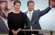 Joachim (Philipp Hochmair, r.) und Waltraud (Maria K&ouml;stlinger, l.) beschlie&szlig;en zu heiraten. Eine rein politische und finanzielle Beziehung.