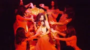 Conchita performt mit T&auml;nzerinnen des Crazy Horse &bdquo;Rise Like a Phoenix&ldquo;.