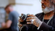 Als junger Fotograf portr&auml;tierte Sven Marquardt un&uuml;bertroffen die Ostberliner Prenzlauer-Berg-Boh&egrave;me in gotischem schwarz/wei&szlig;. Nach dem Mauerfall legt er ein paar Jahre die Kamera bei Seite und taucht ins Nachtleben ab. Sein Charisma und die Arbeit an der T&uuml;r des Berghain, das in der internationalen Clubszene Kult-Status erlangt, machen ihn weltber&uuml;hmt. - Sven Marquardt.