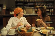 Fanny und Marlene verstehen sich bei einem gemeinsamen Fr&uuml;hst&uuml;ck auf Anhieb. Von links: Fanny Lechner (Katrin Lux) und Marlene (Genoveva Mayer).