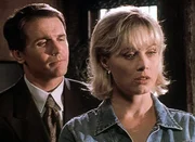 Der Anwalt Daniel Brent (Richard Joseph Paul, l.) &uuml;berredet Janine Vogel (Kim Johnston Ulrich) dazu, die Stadt auf 10 Millionen Dollar Schadenersatz zu verklagen.