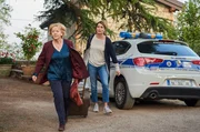 Andrea (Anja Kling) und Helga (Christine Schorn, links) d&uuml;rfen sich nicht von der Polizei erwischen lassen.
