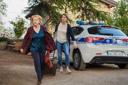 Andrea (Anja Kling) und Helga (Christine Schorn, links) d&uuml;rfen sich nicht von der Polizei erwischen lassen.