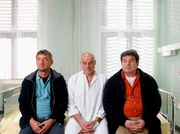 Nachdem die Br&uuml;der ihre Reise wegen Ludwigs Krankheit unterbrechen mu&szlig;ten, sind sie vorerst etwas ratlos, wie es weitergehen soll. Von links: Adrian Stadler (Andreas Vit&aacute;sek), Ludwig Stadler (Wolfgang B&ouml;ck) und Ernst Stadler (Erwin Steinhauer).