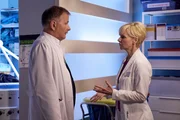 Dr. Kathrin Globisch (Andrea Kathrin Loewig) muss ihren Chef und Freund Dr. Roland Heilmann (Thomas R&uuml;hmann) zur R&auml;son bringen. Rolands Auftreten gegen&uuml;ber einem Patienten ist v&ouml;llig unangebracht. Dieser Patient ist Astrologe und riskiert lieber blind zu werden, als sich bei einer ung&uuml;nstigen Planetenkonstellation operieren zu lassen. Nat&uuml;rlich kann man das nicht rational erkl&auml;ren, aber das kann man bei einigen Dingen nicht. Kathrin bittet Roland, sich von dem Patienten fern zu halten.