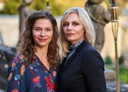 Mascha Hillinger (Meike Droste, li.) und Karin Berger (Susanna Simon) &uuml;bernehmen voller Elan die Leitung im Hotel Heidelberg. W&auml;hrend die international erfahrene Hotelmanagerin Karin auf maximale Effizienz setzt und das Personal mit ihrem knallharten F&uuml;hrungsstil vor den Kopf st&ouml;&szlig;t, will die Bestsellerautorin Mascha die gutb&uuml;rgerliche Hotelk&uuml;che komplett auf vegan umstellen und bringt einen neuen Koch mit.