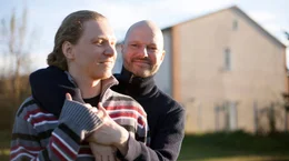 Christian (40) hat das Haus seiner Oma geerbt und sein Verlobter Jens (31) war einverstanden, aufs Dorf zu ziehen. Nun stellen sich die beiden einer Kernsanierung, um sich auf dem Land ein neues Leben aufzubauen.