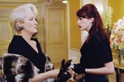 Andy Sachs (Anne Hathaway, r.) will ihre Chefin Miranda Priestly (Meryl Streep) vor einer Intrige warnen.