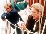 Jesse (Charlie Schlatter, l.) ist auf dem Segelboot, auf dem Steve (Barry Van Dyke, r.) in einem Mordfall ermitteln muss, seekrank geworden.