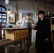 Von links: Herr Schladerer (Wilfried Klaus) und Meister Eder (Gustl Bayrhammer). Von links: Herr Schladerer (Wilfried Klaus) und Meister Eder (Gustl Bayrhammer).