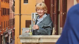 Helga (Christine Schorn) ist ein Genussmensch.