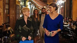 Andrea (Anja Kling, rechts) und ihre Mutter Helga (Christine Schorn) auf St&auml;dtereise in Verona.