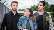 Nick (Max Sch&uuml;tte, li.) und Moro (Skandar Amini, re.) schleppen Kira (, Mi.) mit zur Million&auml;rsvilla.