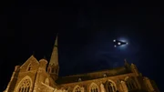 Tausende Personen in England, Belgien und den USA behaupten, fliegende, dreieckige Objekte gesehen zu haben. Die Objekte werden unter dem Namen "schwarze Dreiecke" zusammengefasst. Tausende Personen in England, Belgien und den USA behaupten, fliegende, dreieckige Objekte gesehen zu haben. Die Objekte werden unter dem Namen "schwarze Dreiecke" zusammengefasst.