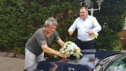 Brautvater Frank schm&uuml;ckt Hochzeitskutsche