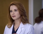 Nachdem sie die Bef&ouml;rderung angenommen hat, hat April (Sarah Drew) nicht alle Ober&auml;rzte auf ihrer Seite ...