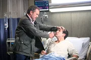 Als zum Nasenbluten zus&auml;tzlich noch ein Gerinnsel im Kopf dazukommt, das droht, Derrick (Skylar Astin, r.) blind zu machen, kann House (Hugh Laurie, l.) gerade noch eingreifen ...