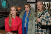 Jessica (Nina Ensmann, l.), Yvonne (Gisa Zach, M.) und Maren (Eva Mona Rodekirchen) wundern sich &uuml;ber Ninas Zukunftspl&auml;ne.