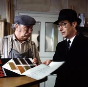 Steuerberater Schladerer (Wilfried Klaus, rechts) hat bei Meister Eder (Gustl Bayrhammer) eine Garderobenablage in Auftrag gegeben. Mit dem Endprodukt ist er jedoch nicht zufrieden. Immer neue Änderungswünsche meldet er an. Steuerberater Schladerer (Wilfried Klaus, rechts) hat bei Meister Eder (Gustl Bayrhammer) eine Garderobenablage in Auftrag gegeben. Mit dem Endprodukt ist er jedoch nicht zufrieden. Immer neue Änderungswünsche meldet er an.