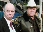 Sheriff Mort Metzger (Ron Masak) ermittelt bei Buchhändler Ellis Holgate (Jarvis Graham), dessen Schaufenster eingeschlagen wurde. Sheriff Mort Metzger (Ron Masak) ermittelt bei Buchhändler Ellis Holgate (Jarvis Graham), dessen Schaufenster eingeschlagen wurde.