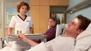 Mit Jakob Heilmanns Hilfe, ist nun klar, wer der unbekannte Patient ist: Anno Pesch (Ingo Naujoks, re.), ein sehr bekannter Koch, der sogar eine eigene Koch-Show hat. Jakob hatte die Idee, etwas Besonderes f&uuml;r ihn zu kochen, vielleicht macht das Anno etwas zug&auml;nglicher. Doch als Schwester Ulrike (Anita Vulesica, li.) ihm das Extra-Men&uuml; bringt, will er davon nichts wissen und schickt sie wieder weg. Annos Zimmernachbar Dieter M&uuml;ller (Johannes R. Voelkel, hi.mi.) hingegen, freut sich &uuml;ber das besondere Mal.