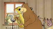 Dr. Brumm hat eine Tuba gefunden und versucht damit Musik zu machen.