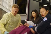 Eigentlich wollte Amelia (Caterina Scorsone, M.) nicht auf Owen (Kevin McKidd, l.) treffen, doch als eine Patientin eingeliefert wird, geht sie ihm helfend zur Hand ...