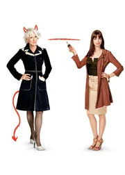 Plakatmotiv zum Film "Der Teufel tr&auml;gt Prada" mit Miranda Priestly (Meryl Streep, l.) und Andy Sachs (Anne Hathaway).