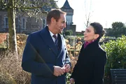 Richard (Silvan-Pierre Leirich) hat immer noch den Schalk im Nacken, mit dem er damals Simones (Tatjana Clasing) Herz erobert hat. Richard (Silvan-Pierre Leirich) hat immer noch den Schalk im Nacken, mit dem er damals Simones (Tatjana Clasing) Herz erobert hat.