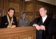 King Hardy (Rolf Zacher, l.) wird von Oberstaatsanwalt Lotze (Henry van Lyck, r.) vernommen.