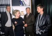 Bonhoff (Wolfgang Krewe, r.) und Kehler (Wolfgang Bathke, 2.v.r.) versuchen von der Frau des Ermordeten, Eva Moser (Angelika Bartsch), und dem ehemaligen Mitarbeiter Gunter Strauss (Claudius Freyer, l.) etwas &uuml;ber ein m&ouml;gliches Motiv zu erfahren.