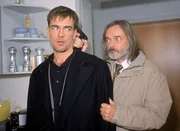 Horst Peller (Wolfgang Packh&auml;user, r.) m&ouml;chte sich an allen r&auml;chen, die Schuld am Tod seiner Frau haben; bei dem Versuch ihn daran zu hindern, ger&auml;t Bonhoff (Wolfgang Krewe) in seine Gewalt.