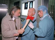 Horst Peller (Wolfgang Packh&auml;user, l.) macht Dr. Welnik (Jan Sosniok, r.) und Prof. Brunner (Dietrich Hollinderb&auml;umer) f&uuml;r den Tod seiner Frau verantwortlich und bedroht sie mit einem Beil.
