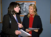 Staatsanw&auml;ltin Charlotte Glaser (Britta Schmeling) versucht in der Firma des Ermordeten von der Mitarbeiterin Constanze Breitenbach (Alana Bock, li.) etwas &uuml;ber m&ouml;gliche Motive f&uuml;r den Mord zu erfahren.