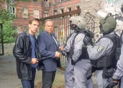 Die Kommissare Bonhoff (Wolfgang Krewe, l.) und Kehler (Wolfgang Bathke, 2.v.l.) besprechen mit den SEK‑Beamten das Vorgehen gegen den mutma&szlig;lichen T&auml;ter.