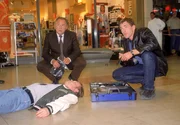 Die beiden Kommissare Kehler (Wolfgang Bathke, l.) und Bonhoff (Wolfgang Krewe) sind am Tatort eingetroffen und versuchen die Umst&auml;nde der Tat zu rekonstruieren.