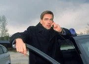 Kommissar Bonhoff (Wolfgang Krewe) ruft nach dem Fund der Kinderleiche die Spurensicherung.