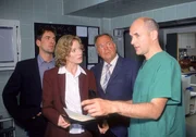 Dr. Duhler (Klaus Schindler, re.) erl&auml;utert den Kommissaren Bonhoff (Wolfgang Krewe, li.) und Kehler (Wolfgang Bathke, 2.v.re.) und Staatsanw&auml;ltin Clausen (Brigitte Beyerle) die Ergebnisse der Obduktion.