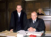 Ihr eigener Vater (Dietrich Mattausch, re.), ein Rechtsanwalt, &uuml;bernimmt Natalies (Diana Amft, hi.) Verteidigung vor Gericht. Doch Oberstaatsanwalt Lotze (Henry van Lyck) glaubt den beiden nicht...