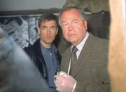 Die Kommissare Bonhoff (Wolfgang Krewe, li.) und Kehler (Wolfgang Bathke) suchen am Tatort nach Spuren, die auf den T&auml;ter hinweisen.