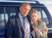 Kriminalhauptkommissar Kehler (Wolfgang Bathke) kümmert sich um Saskia (Theresa Scholze), die nach der Amokgefahr mit Eddi ausser Gefahr ist. Kriminalhauptkommissar Kehler (Wolfgang Bathke) kümmert sich um Saskia (Theresa Scholze), die nach der Amokgefahr mit Eddi ausser Gefahr ist.