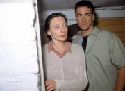 Frau Sommer (Gudrun Gabriel) kann sich das Verhalten ihres Sohnes angeblich nicht erkl&auml;ren und spielt Bonhoff (Wolfgang Krewe) Ahnungslosikeit vor.