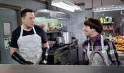 Das Arbeiten in der Suppenk&uuml;che hat sich doch gelohnt, als Howard (Simon Helberg, r.) dort auf Elon Musk (Elon Musk, l.) trifft ...