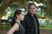 F&uuml;r Sarah (Emilia Clarke, l.) ist der Terminator "Paps" (Arnold Schwarzenegger, r.) eine echte Bezugsperson geworden. Seit dem sie neun Jahre alt war, hat dieser sie besch&uuml;tzt und gro&szlig;gezogen. Noch ahnt sie nicht, dass sie ihn bald zur&uuml;cklassen muss, um die Menschheit zu retten ...