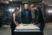Gemeinsam schmieden Sarah (Emilia Clarke, l.), Kyle (Jai Courtney, r.) und Paps (Arnold Schwarzenegger, M.) einen Plan, um die Programmierung von Genisys abzuwenden. Nur so kann der Tag der Abrechnung verhindert werden ...