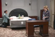 Als Howard (Simon Helberg, l.) und Bernadette (Melissa Rauch, r.) daran arbeiten, das Haus von Howards Mutter zu renovieren, &uuml;berrascht Stuart sie mit einer erfreulichen Nachricht: Nach zwei Jahren wird er nun endlich bei ihnen ausziehen. Eigentlich ein Grund zu feiern f&uuml;r das Paar, doch schnell stellen sie fest, dass sie den Comicladen-Besitzer doch vermissen ...