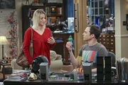 Damit Sheldon (Jim Parsons, r.) mal echte Natur erleben kann, machen Penny (Kaley Cuoco, l.), Leonard und Amy mit ihm einen Ausflug in eine Waldh&uuml;tte. W&auml;hrenddessen f&uuml;hrt sich Raj auf, als w&uuml;rde er selbst ein Kind bekommen, wo doch eigentlich Howard und Bernadette Eltern werden ...